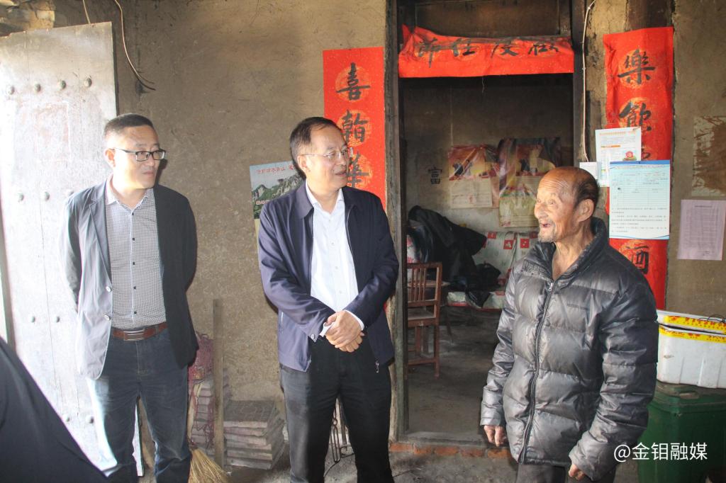 20241010-朱凌云深入東西坪村調(diào)研駐村幫扶工作并慰問(wèn)困難群眾 (4).JPG