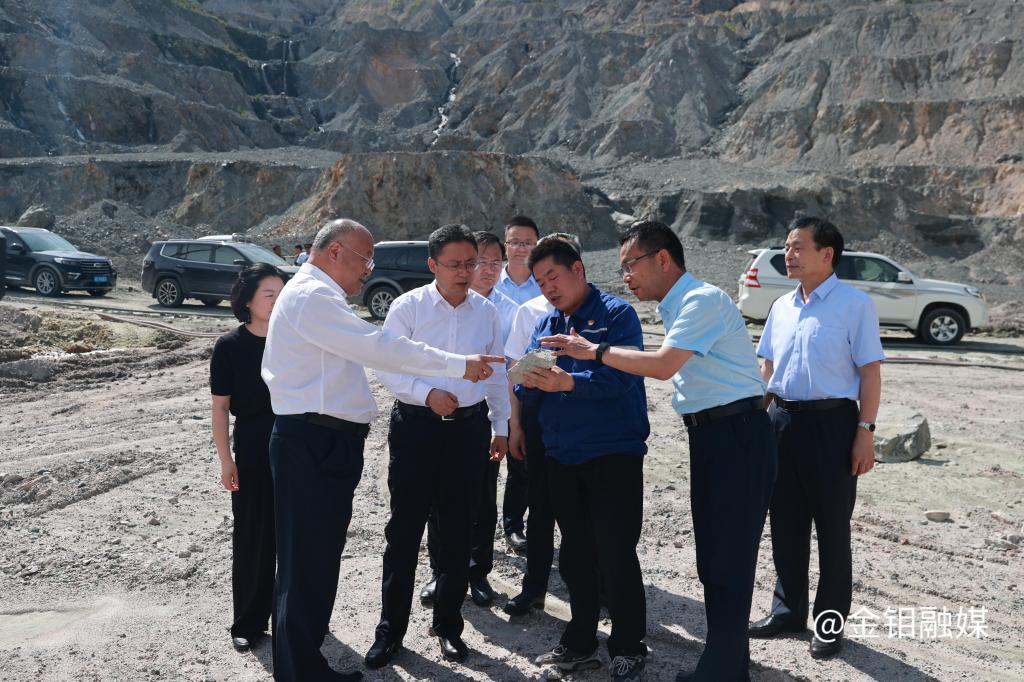 20230608-吳群英(左三)在金堆露天采礦場調(diào)研.JPG