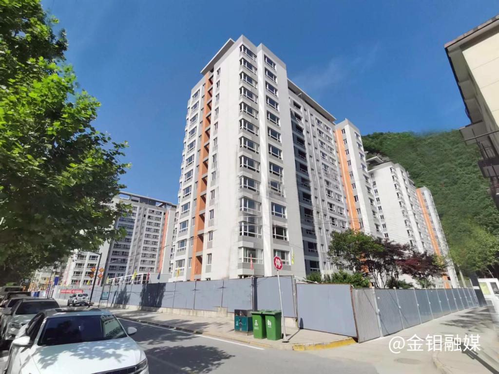 20230818-金堆城棚改項(xiàng)目新建住宅樓拔地而起.jpg