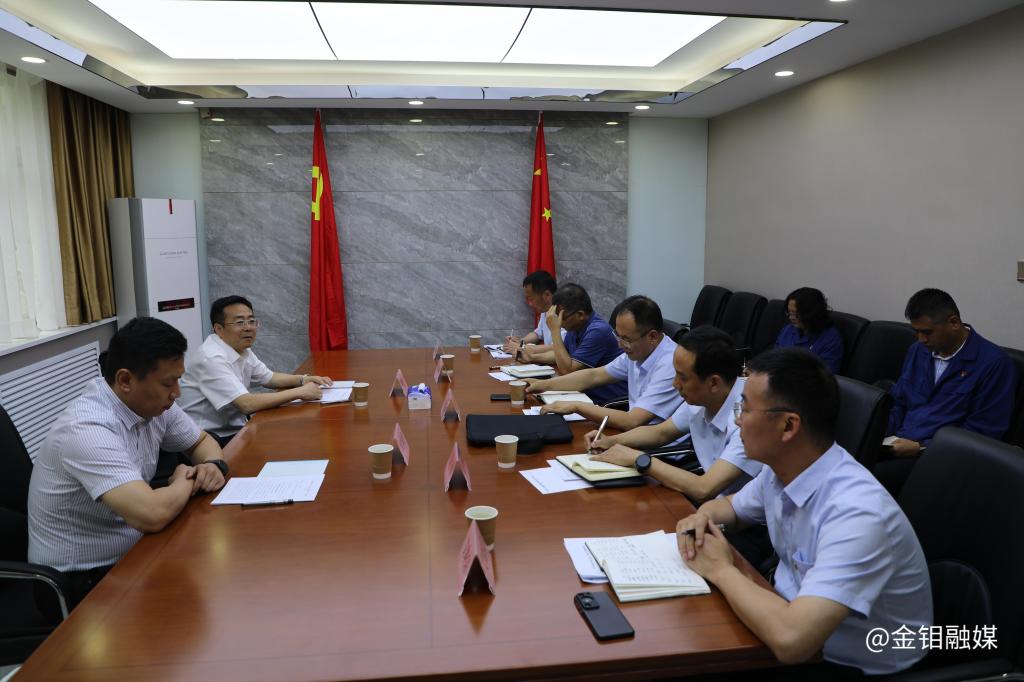 20240528-陜西有色黨委副書(shū)記郭仕龍深入金鉬集團(tuán)礦山分公司開(kāi)展“四下基層”調(diào)研抓信訪惠企惠職工 (3).JPG