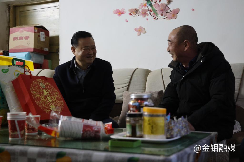 20240130-陳超慰問(wèn)困難職工.JPG