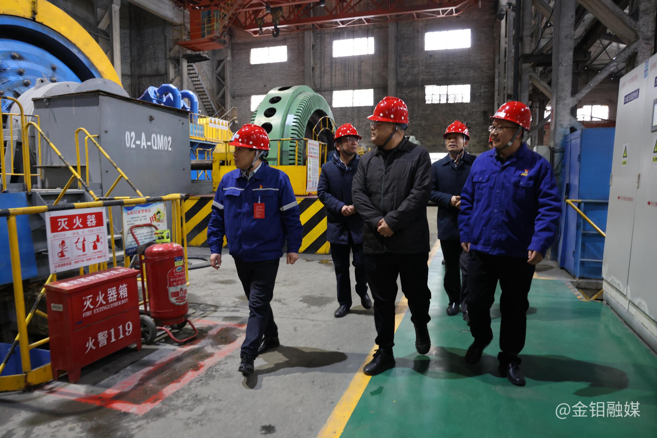 20221206-柳曉峰在礦山二區(qū)查看球磨機運轉(zhuǎn)情況.JPG