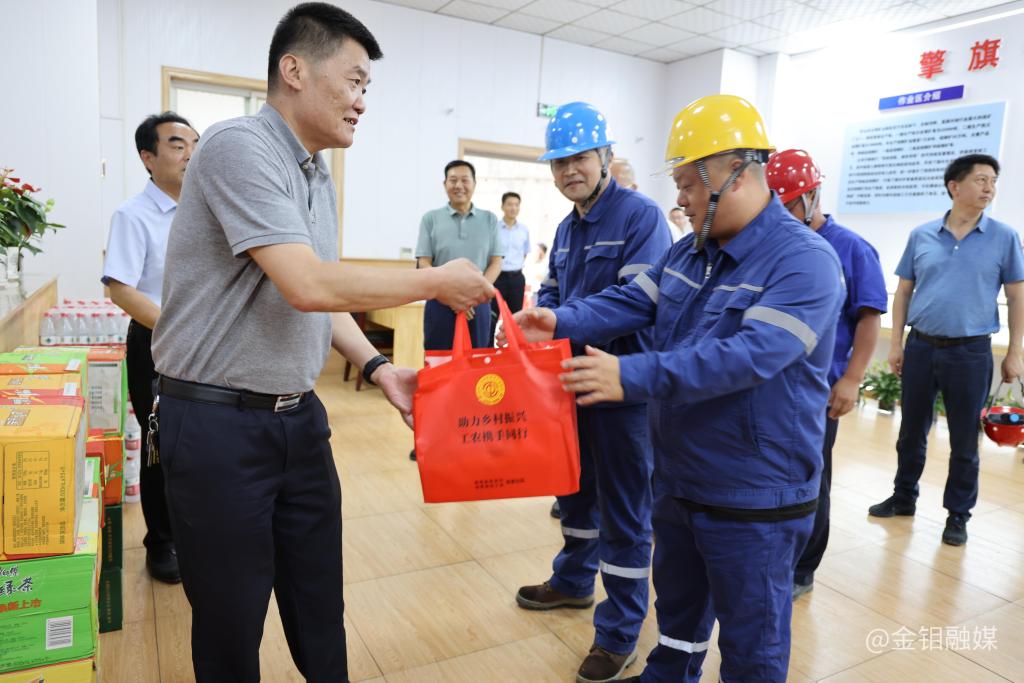 20230711-陜西有色金屬集團(tuán)黨委副書記、董事、工會(huì)主席王小慶深入金鉬集團(tuán)“送清涼” (6).JPG